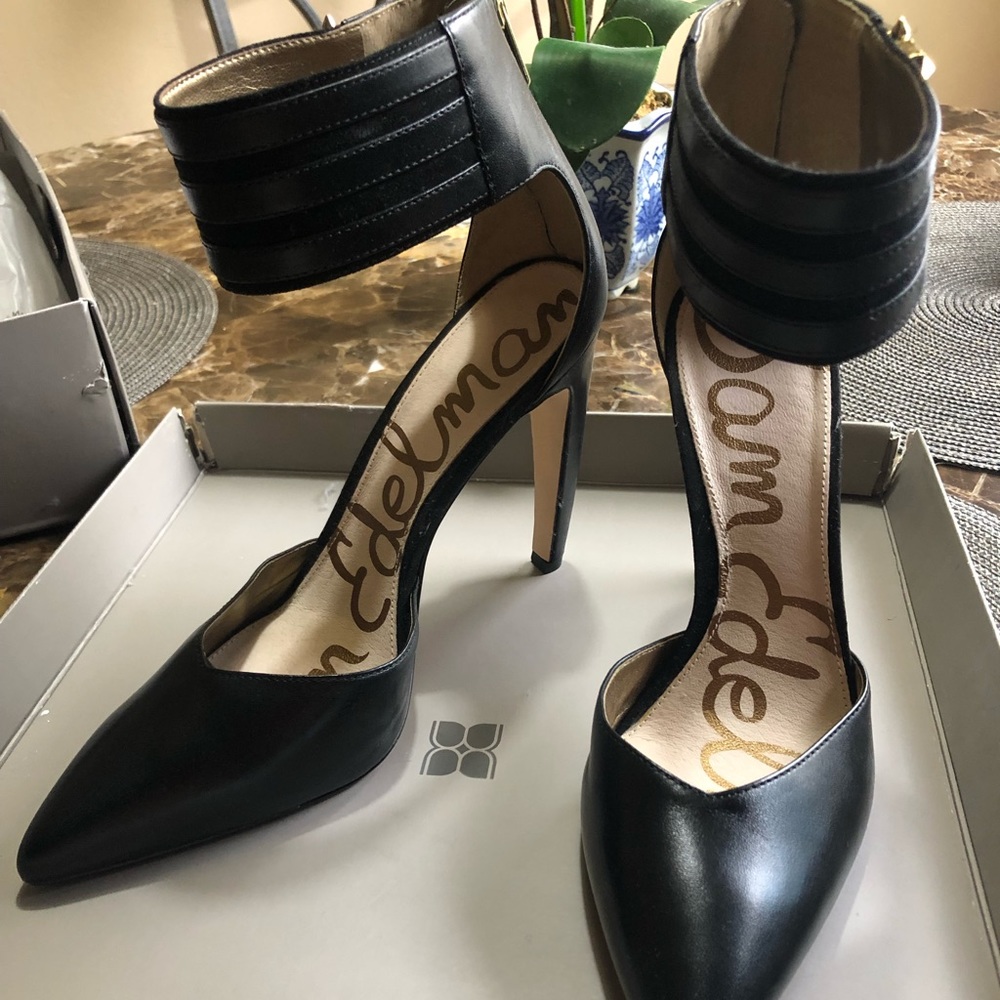 Sam Edelman black heels with gold stud